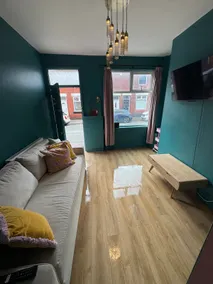 Altrincham House - 2BR - Sleeps 6 - WiFi - Parking - Image 2