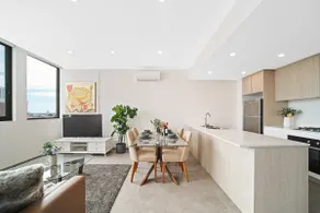 Redfern Sydney CBD Apartment + Free Parking - Image 3