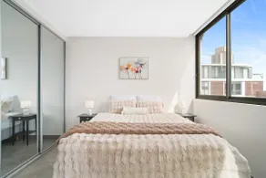 Redfern Sydney CBD Apartment + Free Parking - Image 2