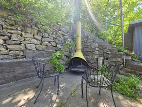 Mrs. Hippie Inn – Bluffside Suite - Image 3