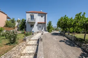VILLA NEFELI, CON VISTA MONTAGNA, PISCINA PRIVATA E GIARDINO - Image 3