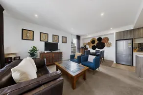 Skyline 2-Bed Apartment Near Metro North Ryde - Image 2