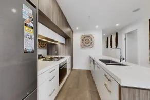 Skyline 2-Bed Apartment Near Metro North Ryde - Image 4