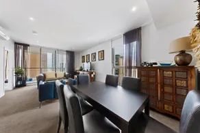 Skyline 2-Bed Apartment Near Metro North Ryde - Image 3