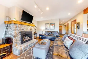 Inviting 2BR Mountainview | Patio | - Image 2
