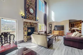 Luxe 4BR Mountainview | Fireplace | Balcony - Image 4