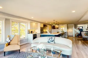Stunning & luxurious ocean-view home with balcony & W/D - Image 4