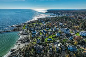 Stunning & luxurious ocean-view home with balcony & W/D - Image 3