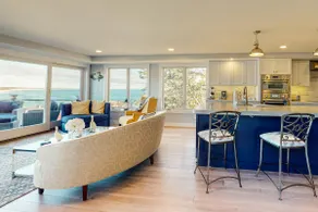 Stunning & luxurious ocean-view home with balcony & W/D - Image 5