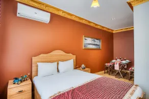 102. 2 bedrooms & sofa & bathroom - Image 4