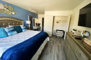 4 bedroom townhouse Netflix- 4K tv King bed - Image 2
