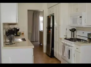 4 bedroom townhouse Netflix- 4K tv King bed - Image 5