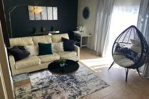 4 bedroom townhouse Netflix- 4K tv King bed - Image 4