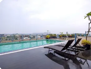 Elegant Studio Stay with Pool & Rooftop Escape - Image 3