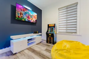 3BR Near Beach & Atlantic Ave: Game Room + Hot Tub - Image 3