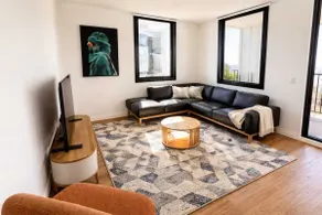 Vibrant 3BR Apt Free Parking City Views - Image 3
