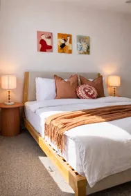 Vibrant 3BR Apt Free Parking City Views - Image 5