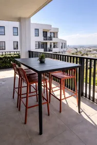 Vibrant 3BR Apt Free Parking City Views - Image 2