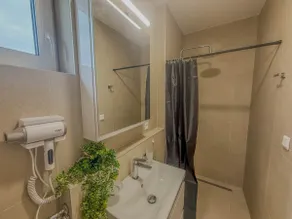 Cozy studio with free parking near the lake - Image 5