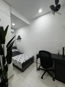Yana's Homestay Senawang: 4 Bedrooms & Spacious Parking - Image 3
