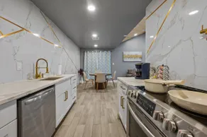 Spacious Galleria Apartment with Free Park - Image 2