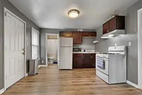 Navy Base Stay - 4 Queen Beds | 2 Bath | Waukegan - Image 4