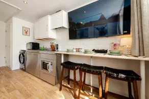 Stylish 1BR with Flat 65in TV in Andover Town Centre - Image 4