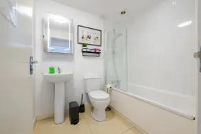 Stylish 1BR with Flat 65in TV in Andover Town Centre - Image 5