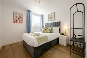 Stylish 1BR with Flat 65in TV in Andover Town Centre - Image 3