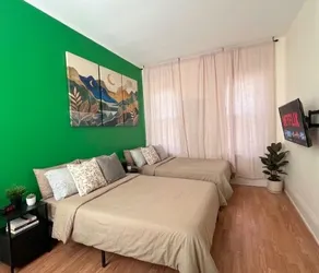 Bold & Bright 3BR | 10 min to NYC - Image 4