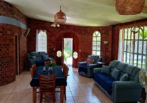 Spaceous, roof patio, hotub, quiet, comfy, safe - Image 2