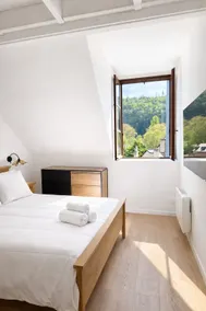 3-Bedroom Top-Floor Apartment (T4) with Nature View, Bright and Airy - Image 5