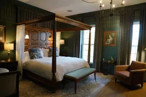 Entire Home in Mavyville - Old World Charm! - Image 2
