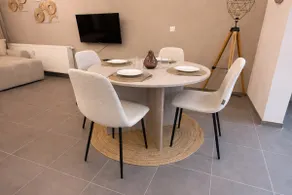 Stylish studio with parking & private entrance - Image 3