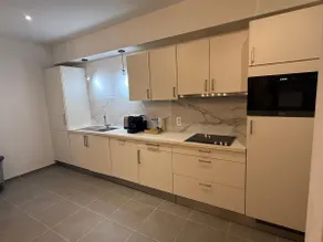Stylish studio with parking & private entrance - Image 5