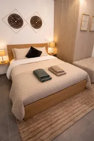Stylish studio with parking & private entrance - Image 2