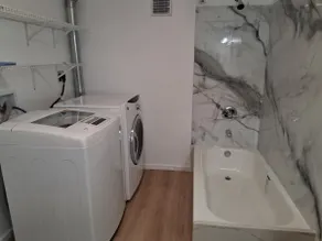 One Queen bed room w/ own washer/dryer, kitchen. - Image 5