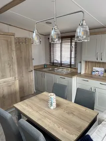 Beautiful 2 bedroom caravan, holiday park Tenby - Image 5