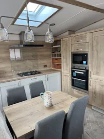 Beautiful 2 bedroom caravan, holiday park Tenby - Image 4
