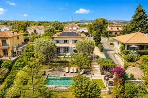 Luxury Villa, Garden, and Infinity Pool - Image 3