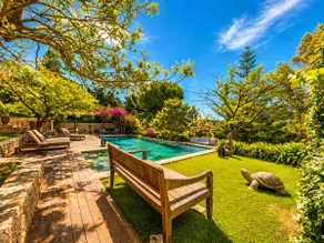 Luxury Villa, Garden, and Infinity Pool - Image 2