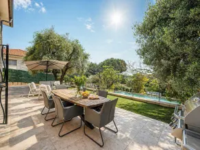 Luxury Villa, Garden, and Infinity Pool - Image 4
