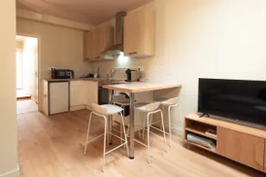 Cozy beige 1-bedroom apartment close to the center with private parking - Image 5