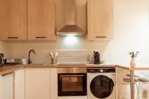 Cozy beige 1-bedroom apartment close to the center with private parking - Image 4