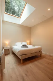 Cozy beige 1-bedroom apartment close to the center with private parking - Image 2
