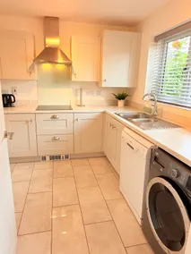 Beautiful 3 bed house in Powick with parking & BBQ - Image 5