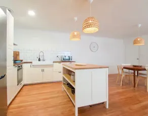 Coastal Escape- close to Beach & Cafés - Image 3
