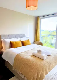 The Wooldridge 2BR A30 M25 M3 M4 Heathrow Parking - Image 2