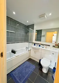 The Wooldridge 2BR A30 M25 M3 M4 Heathrow Parking - Image 4