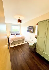 The Wooldridge 2BR A30 M25 M3 M4 Heathrow Parking - Image 5
